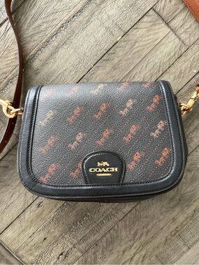 Coach Saddle Bag with Horse and Carriage, classic style!